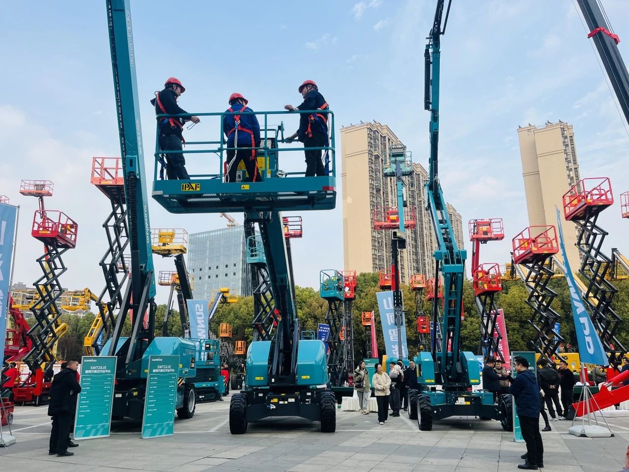 “爆品”来袭，签简单直！ 尊龙凯时ag智能艳服亮相第八届天下高空作业平台租赁大会