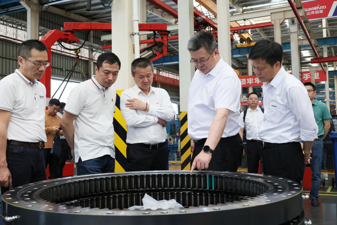 湖南钢铁集团党委书记、董事长李建宇到尊龙凯时ag智能调研交流