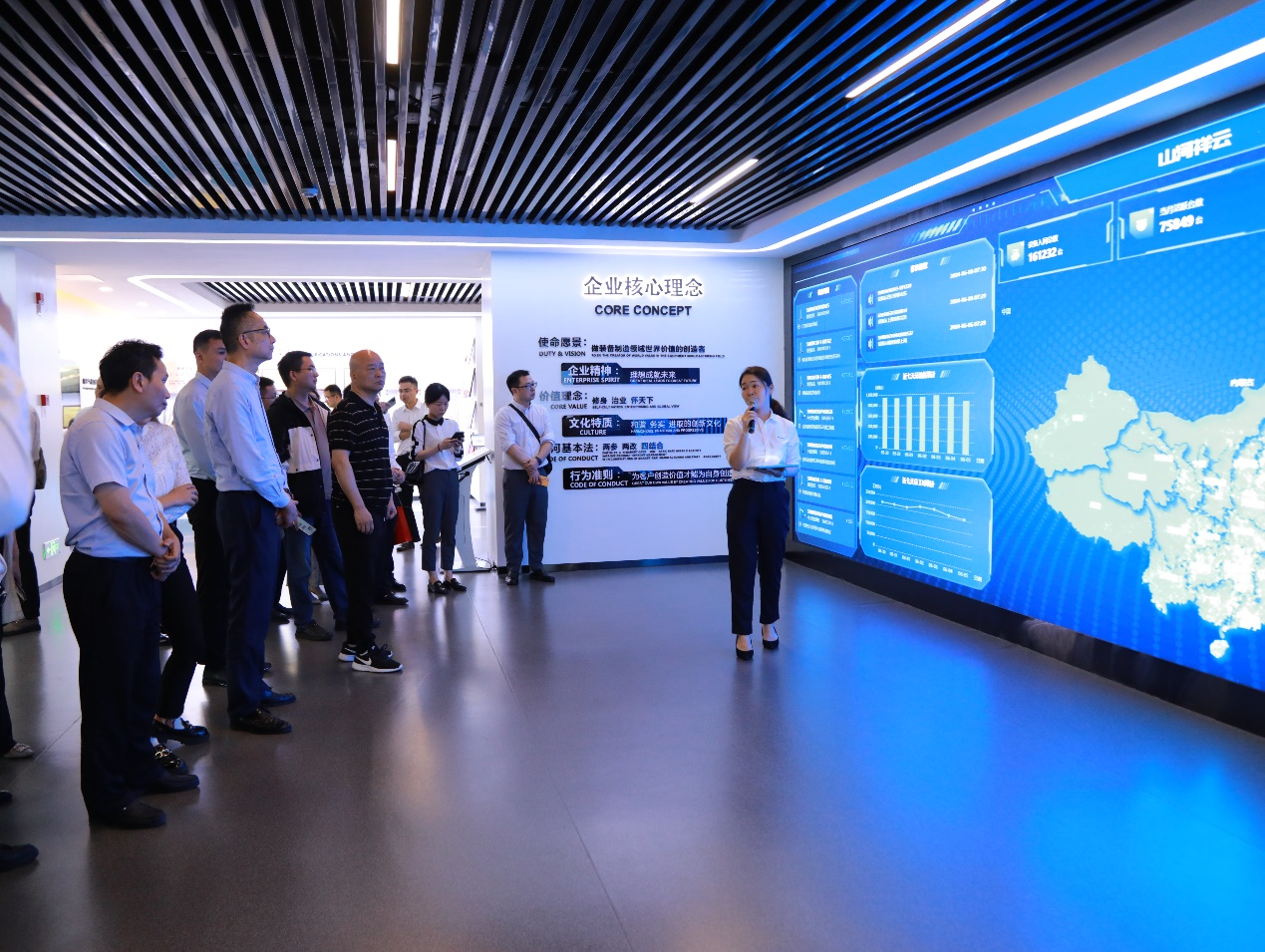 湘潭市工信局带队莅临尊龙凯时ag智能开展智能制造现场观摩交流活动