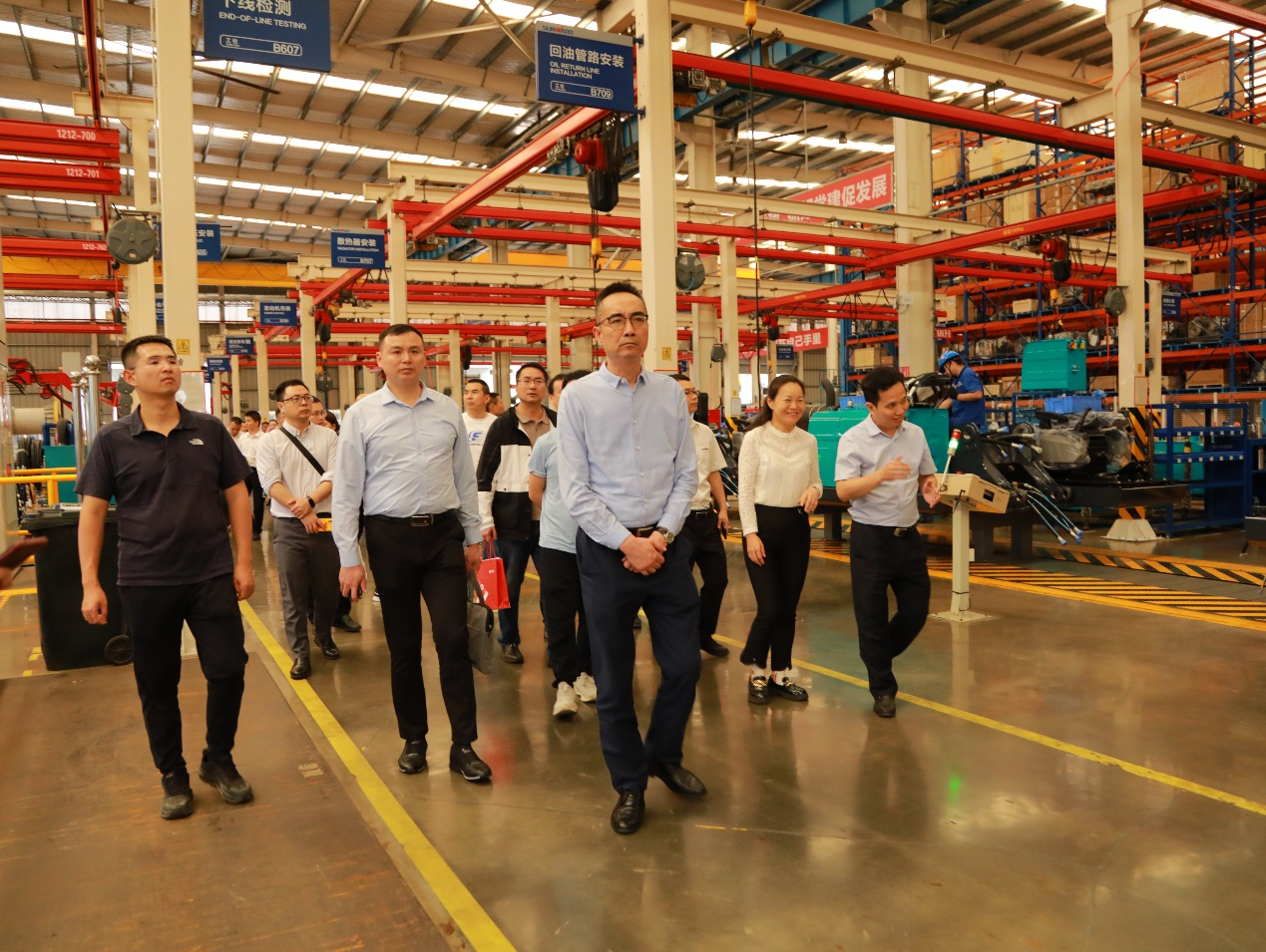 湘潭市工信局带队莅临尊龙凯时ag智能开展智能制造现场观摩交流活动