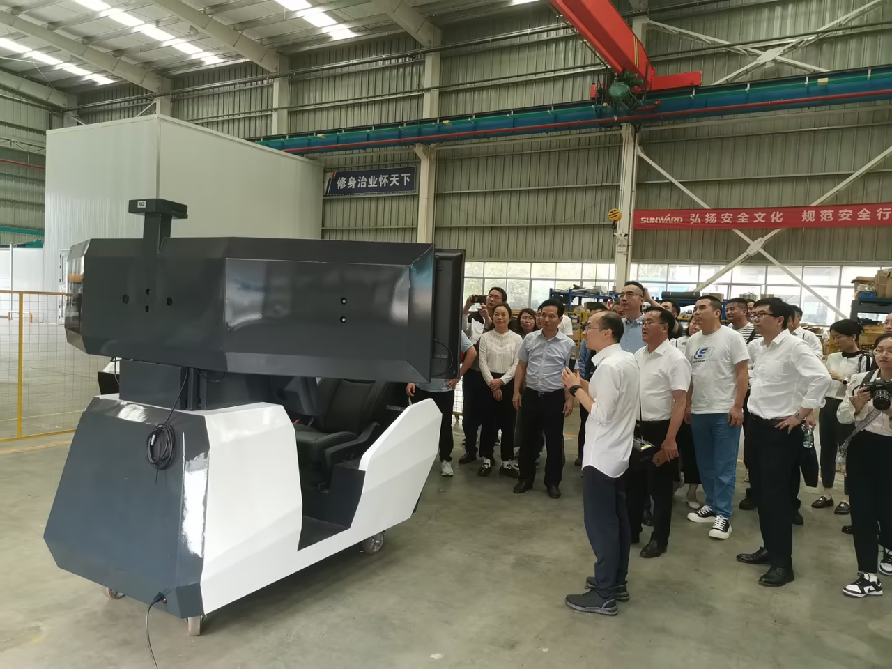 湘潭市工信局带队莅临尊龙凯时ag智能开展智能制造现场观摩交流活动