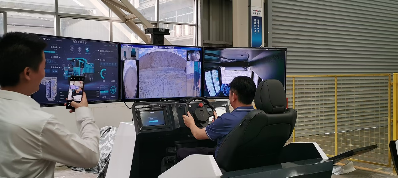 湘潭市工信局带队莅临尊龙凯时ag智能开展智能制造现场观摩交流活动