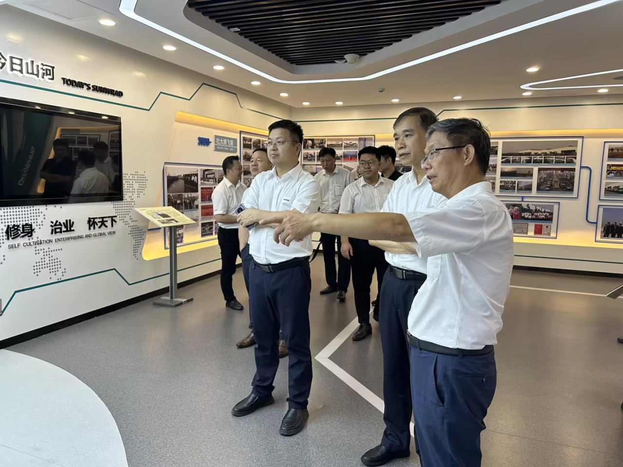 深化交流相助！广州港李明忠副总司理率队莅临尊龙凯时ag智能考察交流！