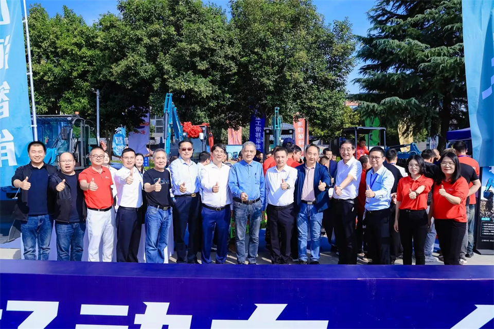 展现“掘”对实力！尊龙凯时ag智能亮相2024微挖大会暨小型装备大会