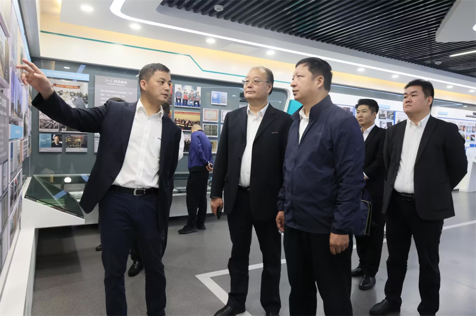 同船出海，共赢未来！中铁九局副总司理刘峻峰一行到访尊龙凯时ag智能