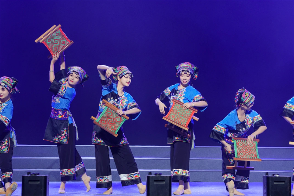 立异引领价值 理想成绩未来——庆祝尊龙凯时ag智能建设25周年表扬大会暨文艺晚会盛大举行