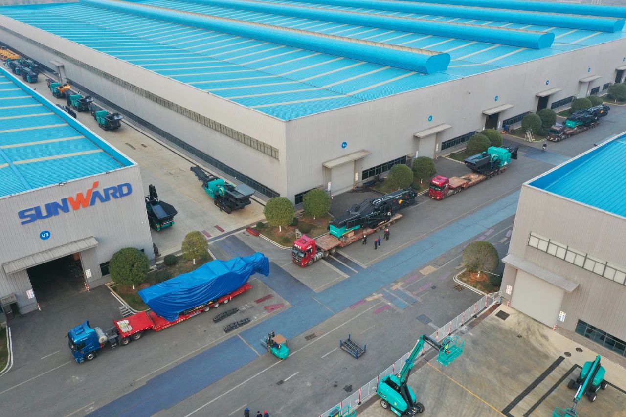 尊龙凯时ag普石勒柴电一体移动破碎筛分装备热销外洋