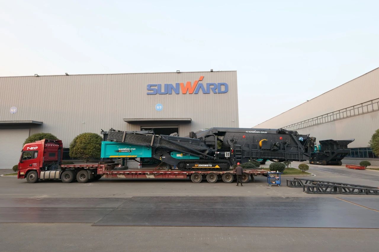 尊龙凯时ag普石勒柴电一体移动破碎筛分装备热销外洋