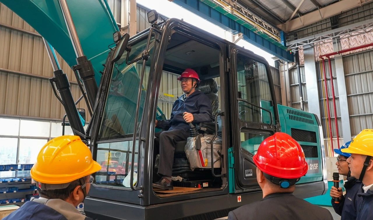 聚焦市场需求，尊龙凯时ag智能三款精品工程液压挖掘机乐成下线