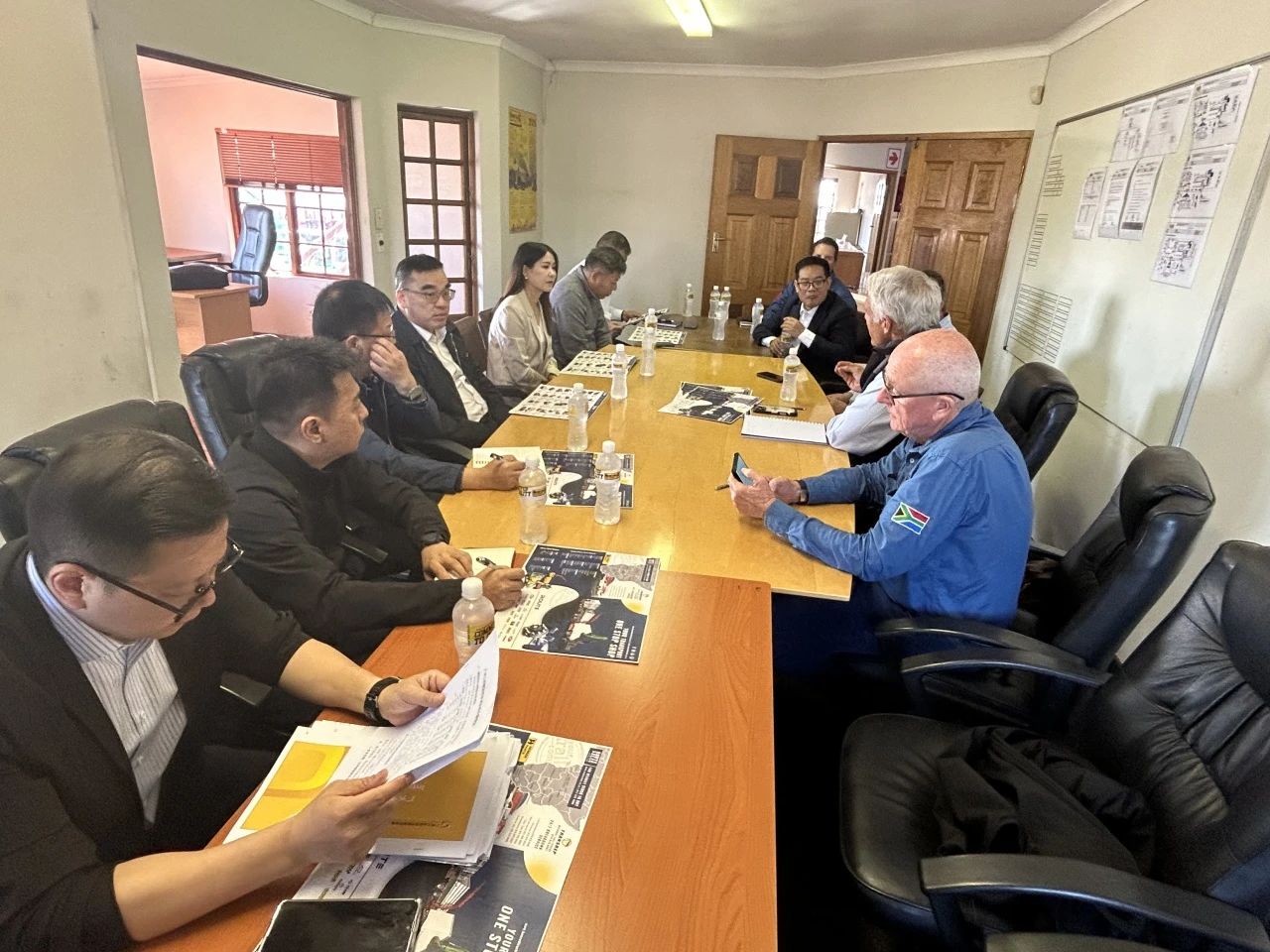 广州工控集团总司理王福铸率队考察尊龙凯时ag智能南非子公司