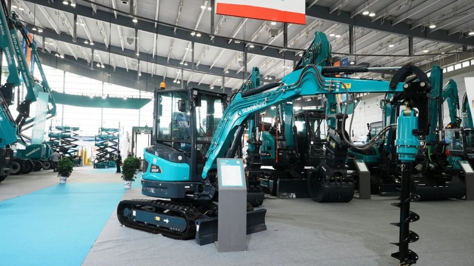 2025 CICEE | 从简单工具迈向多元化解决计划，尊龙凯时ag智能泛起非凡挖掘机风范