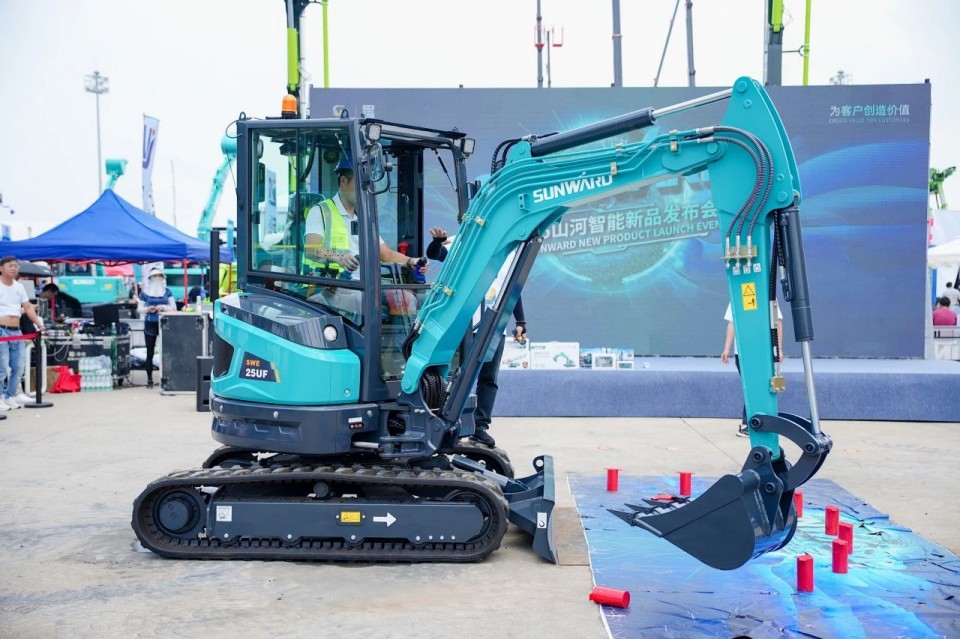 2025 CICEE | 从简单工具迈向多元化解决计划，尊龙凯时ag智能泛起非凡挖掘机风范