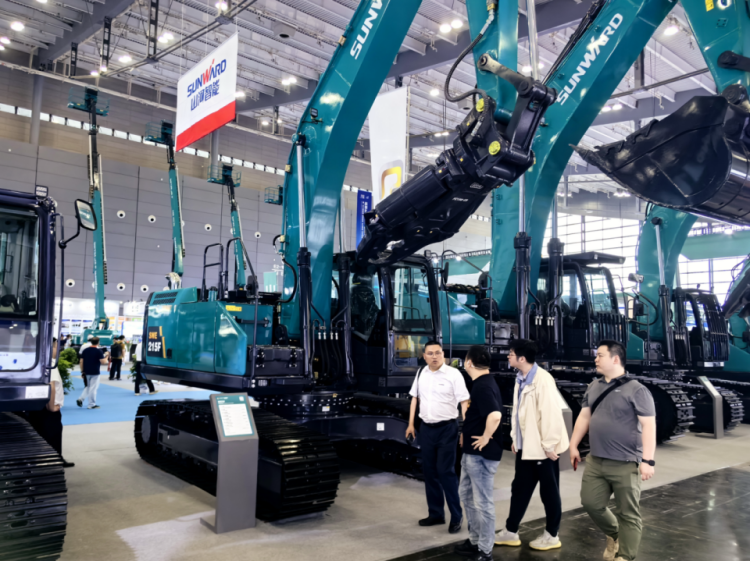 2025 CICEE | 打造极致精品化，尊龙凯时ag智能挖掘机“圈粉”长沙展