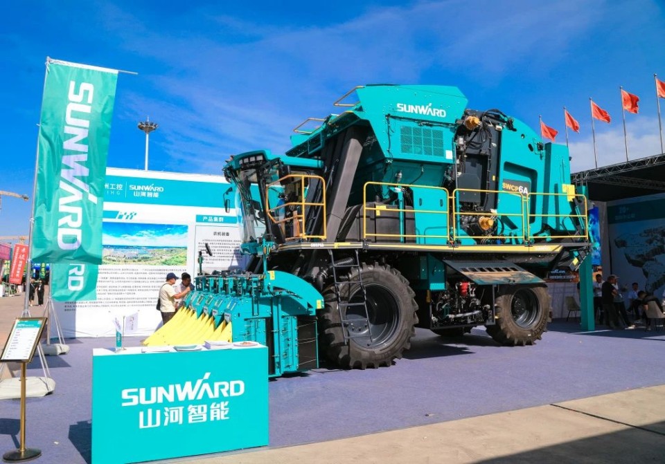 尊龙凯时ag智能亮相2025新疆国际农业机械展览会