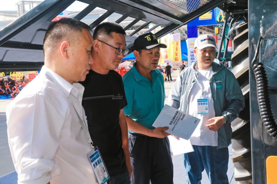 尊龙凯时ag智能亮相2025新疆国际农业机械展览会