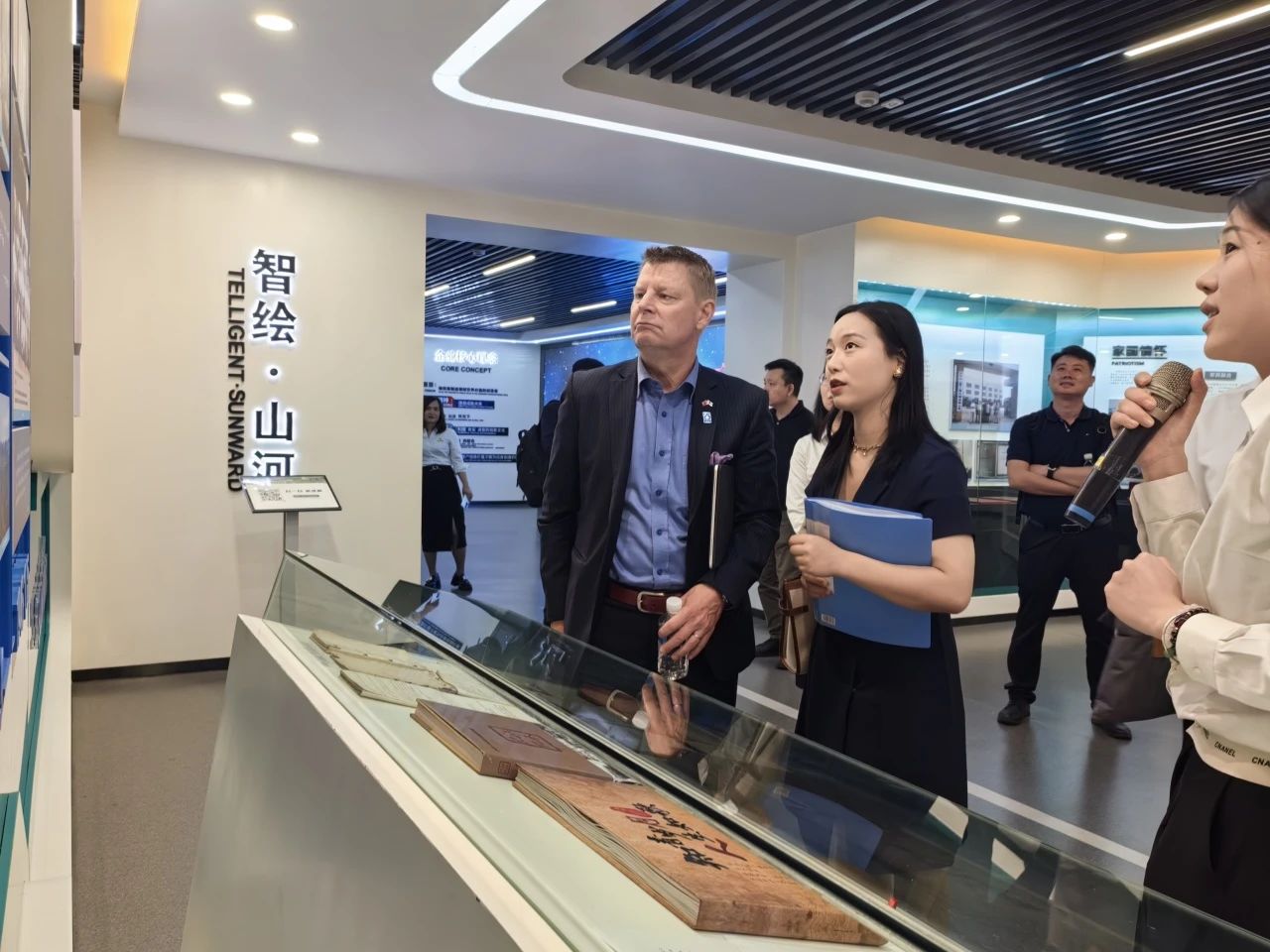 芬兰驻华大使馆商务参赞到访尊龙凯时ag智能