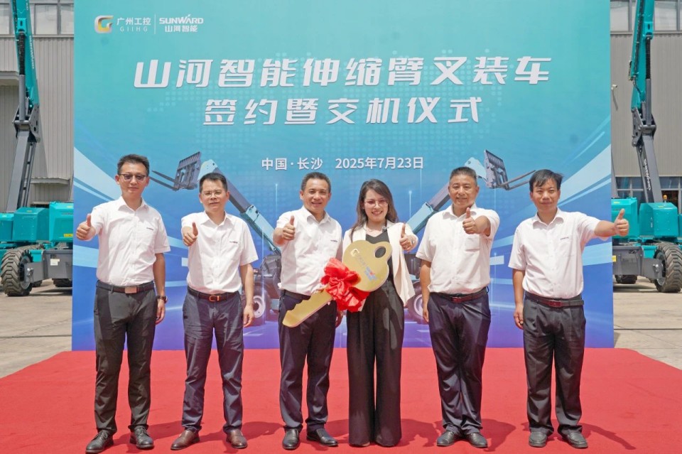 尊龙凯时ag智能伸缩臂叉装车批量交付，即将奔赴新一线